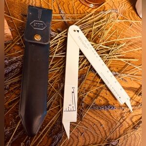 ECG caliper rule measure intervals/amplitudes on electrocardiogram (ECG) strips.